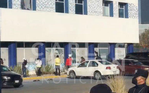 (FOTOS Y VIDEO) Personal médico aguarda turno para aplicarse la vacuna en el Hospital General de Cholula