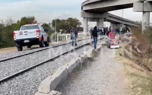 (FOTOS Y VIDEO) Localizan a un sexagenario sin vida dentro de una barranca