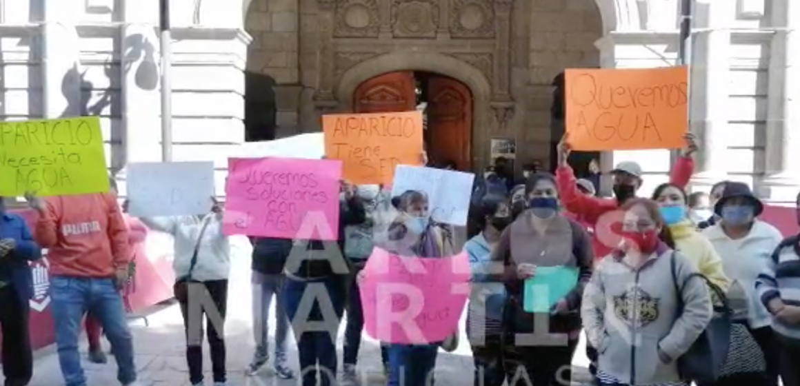(VIDEO) Manifestación por agua potable frente al Palacio Municipal