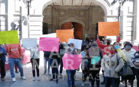 (VIDEO) Manifestación por agua potable frente al Palacio Municipal