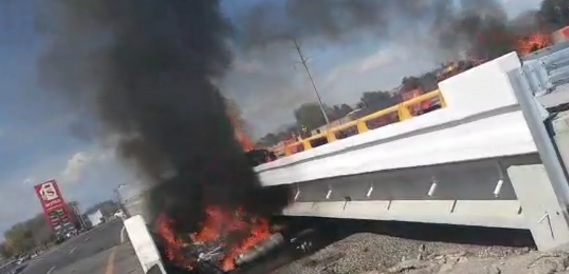 (FOTOS Y VIDEO) Tráiler volcó y se incendió en la Puebla-México