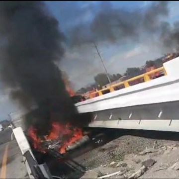(FOTOS Y VIDEO) Tráiler volcó y se incendió en la Puebla-México