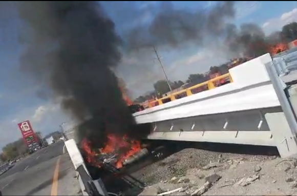 (FOTOS Y VIDEO) Tráiler volcó y se incendió en la Puebla-México