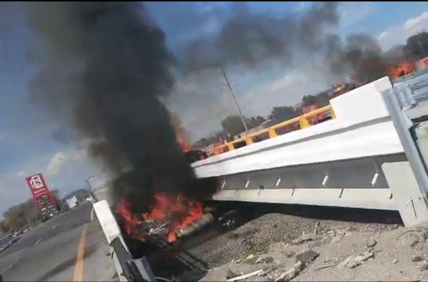 (FOTOS Y VIDEO) Tráiler volcó y se incendió en la Puebla-México
