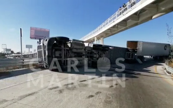 (VIDEO) Se registra volcadura de tráiler con abarrotes en Periférico