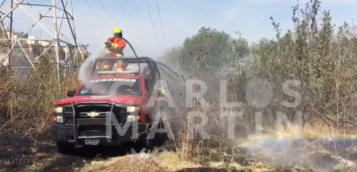 (VIDEO) Bomberos sofocan fuego en los pastizales a las afueras del corralón Sanctorum, Cuautlancingo