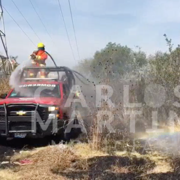 (VIDEO) Bomberos sofocan fuego en los pastizales a las afueras del corralón Sanctorum, Cuautlancingo