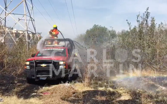 (VIDEO) Bomberos sofocan fuego en los pastizales a las afueras del corralón Sanctorum, Cuautlancingo