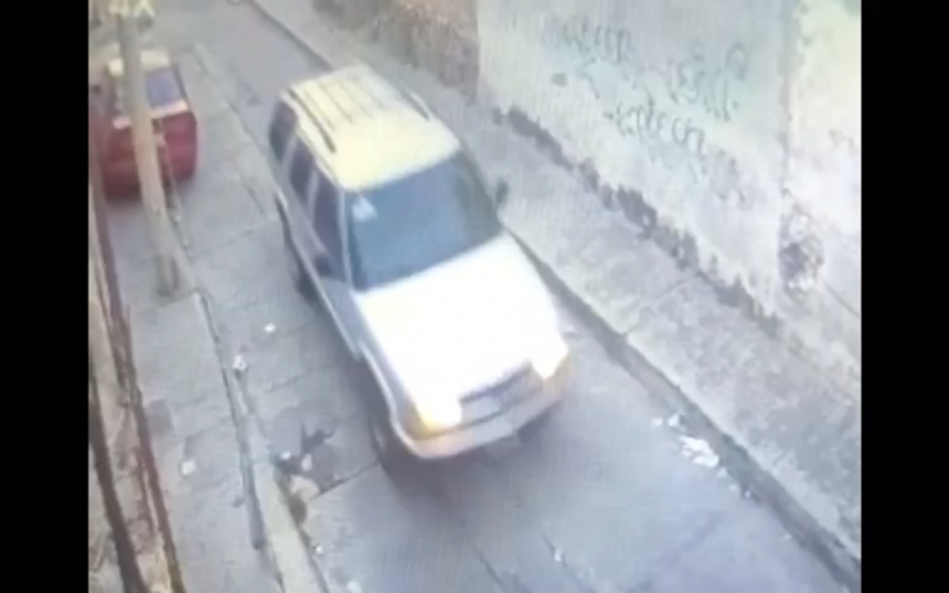 (VIDEO) Robo de camioneta Marca Ford color Verde