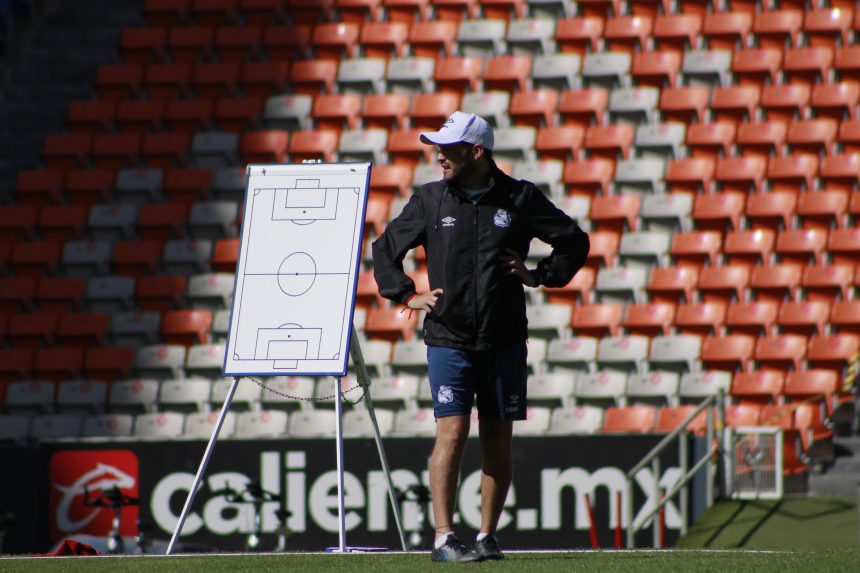 Nicolás Larcamón confía que el Puebla imponga condiciones ante Rayados