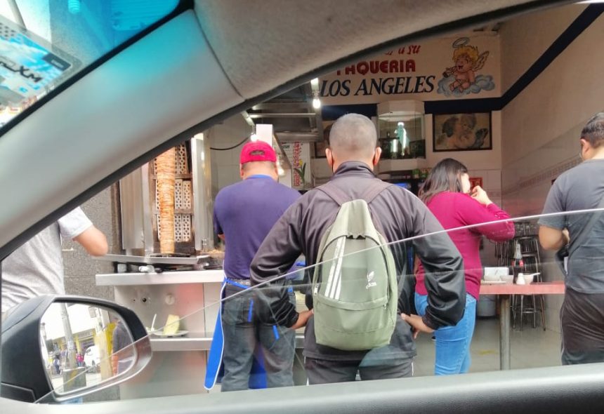 Denuncian a taquería que despacha a comensales sin sana distancia