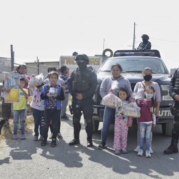 (FOTOS Y VIDEO) Policías municipales entregan juguetes a niños de colonias rurales