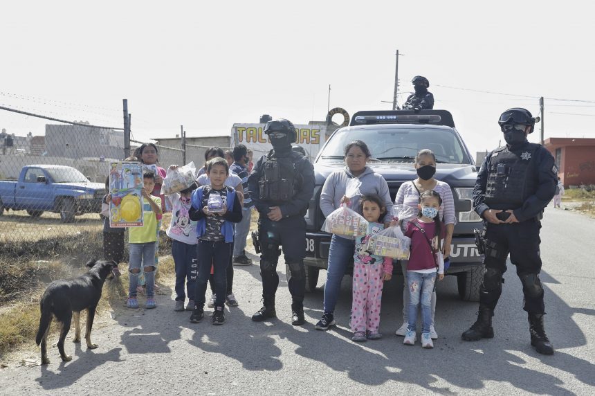 Destacada policia (FOTOS Y VIDEO) Policías municipales entregan juguetes a niños de colonias rurales