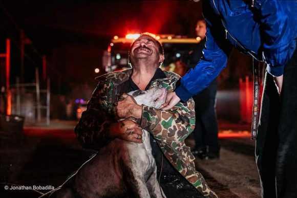 Sordomudo llora de alegría tras salvar a su mascota de un incendio; perdió todo su patrimonio