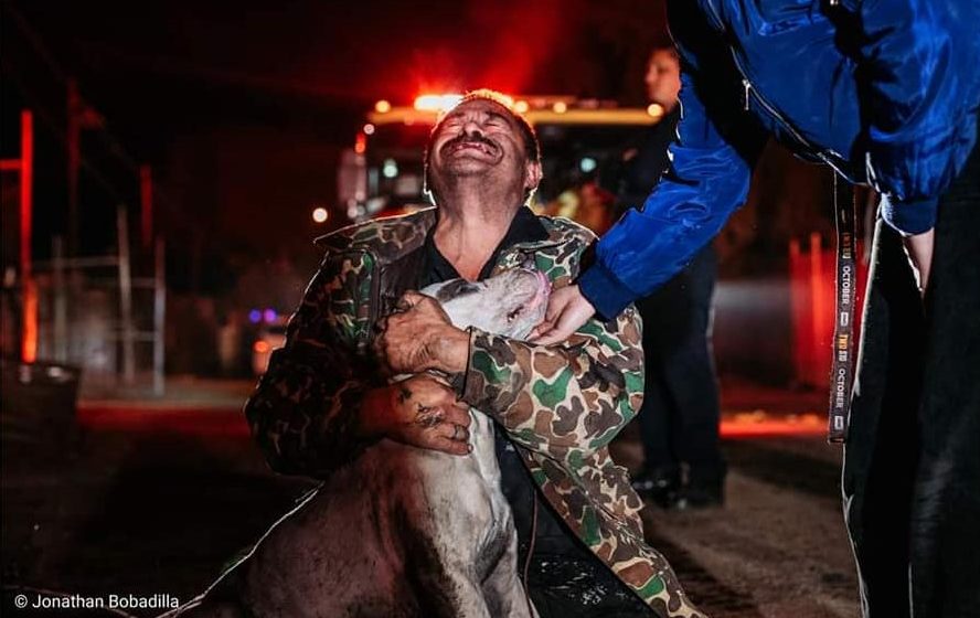 Sordomudo llora de alegría tras salvar a su mascota de un incendio; perdió todo su patrimonio