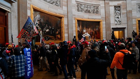 Decretan toque de queda en Washington tras irrupción en Capitolio