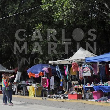 (FOTOS) Se instala tianguis de Xonaca pese a decreto estatal que lo prohíbe