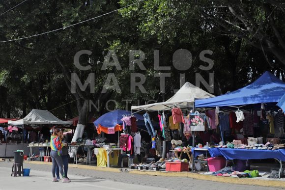 (FOTOS) Se instala tianguis de Xonaca pese a decreto estatal que lo prohíbe