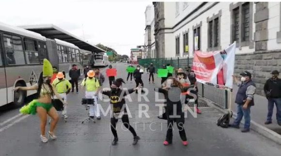 (VIDEO) Con clase masiva cierran la 11 sur, integrantes de gimnasios que exigen su reapertura