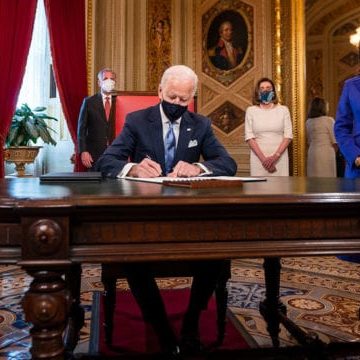 Firma Biden los primeros decretos; reincorpora a EU al Acuerdo de París y a la OMS