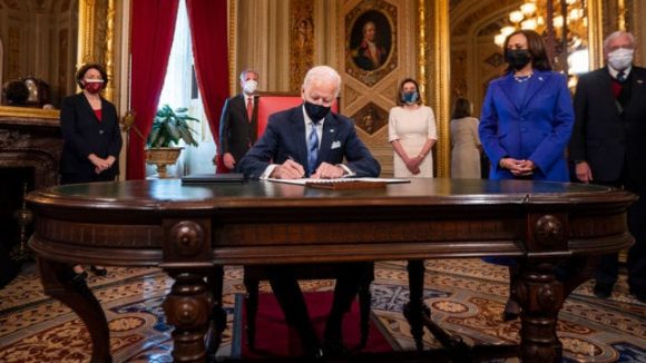 Firma Biden los primeros decretos; reincorpora a EU al Acuerdo de París y a la OMS