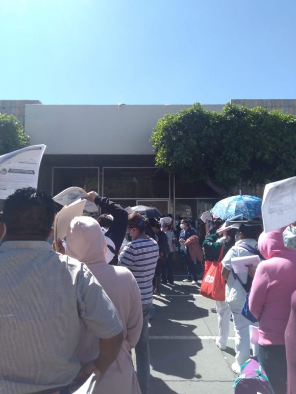 Empleados del IMSS rompen sana distancia para recibir vacuna antivovid