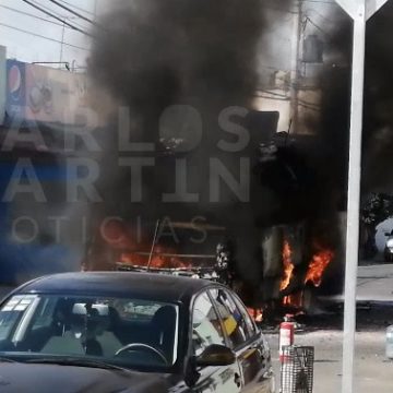(VIDEO) Se incendia unidad del transporte público; laboran bomberos para sofocar el fuego