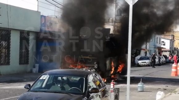 (VIDEO) Se incendia unidad del transporte público; laboran bomberos para sofocar el fuego