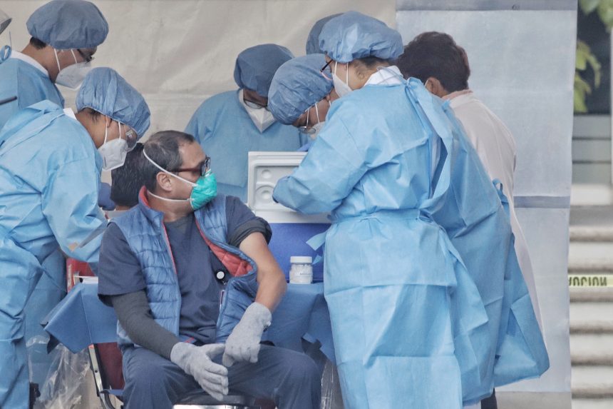 Reciben médicos y enfermeras de Puebla su vacuna contra el Covid
