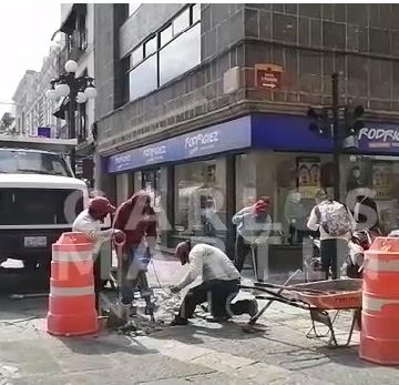 (VIDEO) Realizan sustitución de adoquín en el zócalo de la ciudad