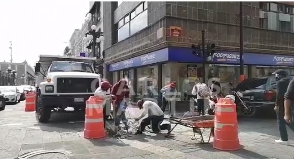 (VIDEO) Realizan sustitución de adoquín en el zócalo de la ciudad