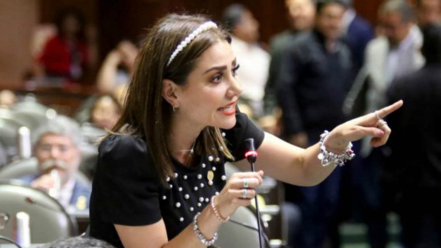 Nayeli Salvatori CMH Nayeli Salvatori argumenta que los médicos privados que atienden COVID-19 no son prioridad para obtener la vacuna