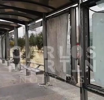 (VIDEO) Con los vidrios rotos se observa paradero de transporte en la Vía Atlixcáyotl