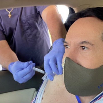 Genera polémica Juan Jose Origel al vacunarse contra COVID-19 en Miami