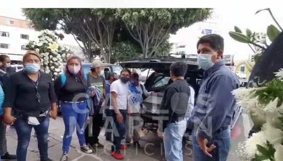 (VIDEO) Llega cuerpo del guardia de seguridad que murió al frustrar asalto a Oxxo al panteón municipal