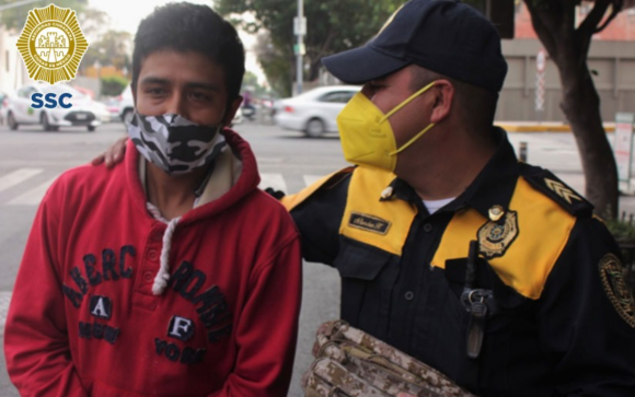 Policía de CDMX encuentra 30 mil pesos en un baño y lo regresa a su dueño; el dinero era para comprar oxígeno