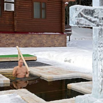 Vladimir Putin se sumergió en agua helada con motivo de la Epifanía ortodoxa, ignorando los llamados a no hacerlo por el COVID-19