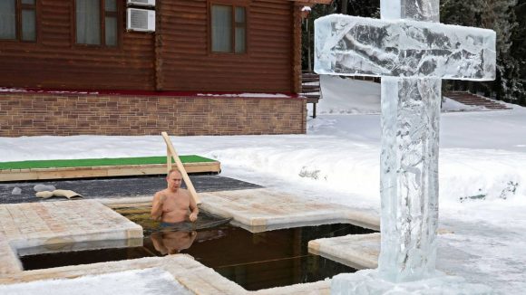 Vladimir Putin se sumergió en agua helada con motivo de la Epifanía ortodoxa, ignorando los llamados a no hacerlo por el COVID-19