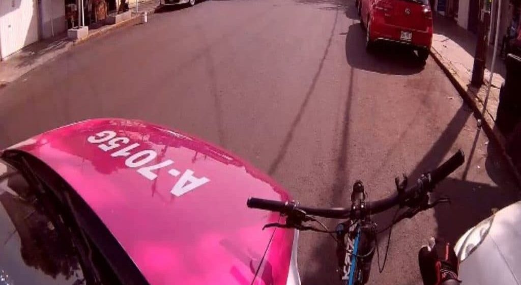 (VIDEO) Taxista atropella a ciclista y se da a la fuga en CDMX