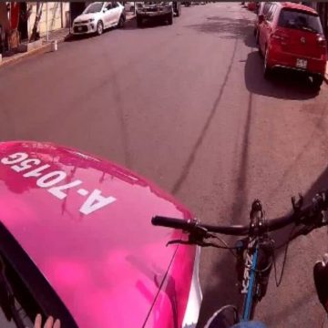 (VIDEO) Taxista atropella a ciclista y se da a la fuga en CDMX