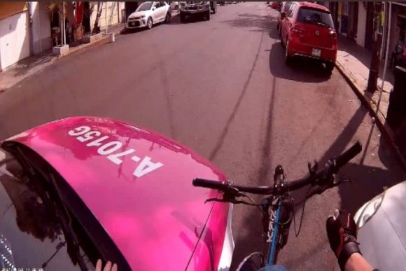 (VIDEO) Taxista atropella a ciclista y se da a la fuga en CDMX