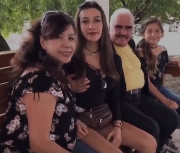 (VIDEO) Causan polémica las imágenes de Vicente Fernández tocando a una fan