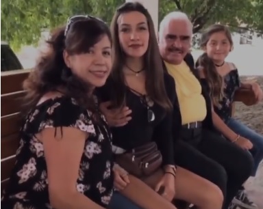 (VIDEO) Causan polémica las imágenes de Vicente Fernández tocando a una fan