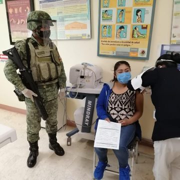 Comienzan vacunación contra el COVID-19 a personal de salud en Zacatlán y Tehuacán