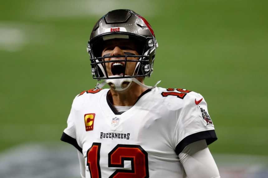 Tom Brady CMH Brady y los Bucaneros continúan con vida tras vencer a Santos