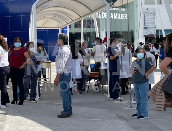 Personal médico del hospital Ángeles y Puebla reciben vacuna contra el COVID-19.