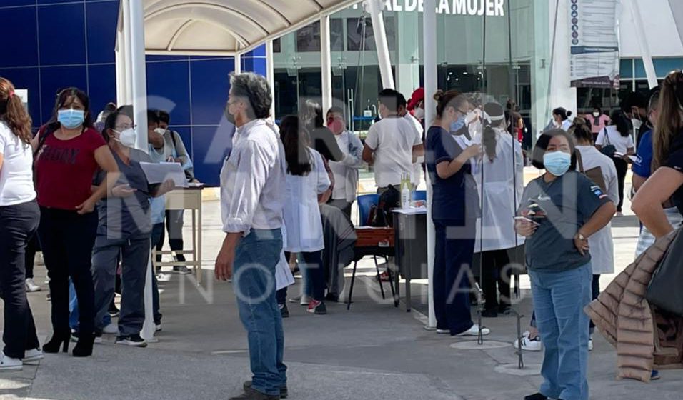 Personal médico del hospital Ángeles y Puebla reciben vacuna contra el COVID-19.