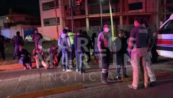 (VIDEO) Al menos 10 personas lesionadas deja el choque entre una ambulancia y unidad de transporte público