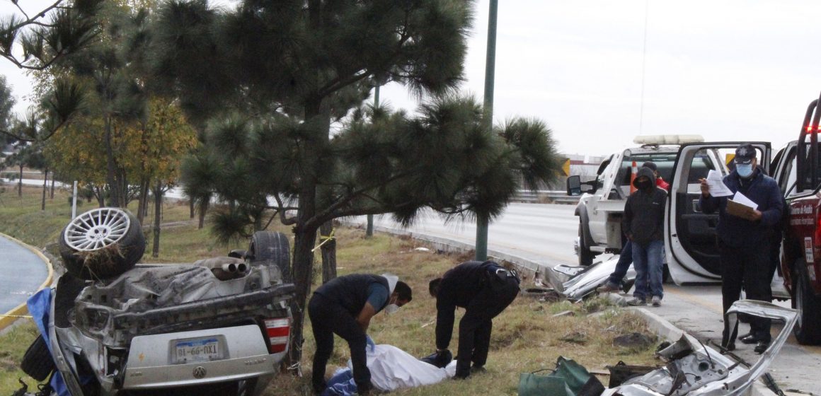 (FOTOS Y VIDEO) Un muerto y una lesionada saldo de volcadura en Periférico