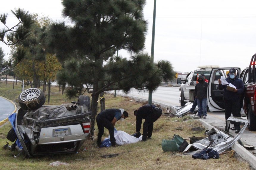 agencia-enfoque-450685 (FOTOS Y VIDEO) Un muerto y una lesionada saldo de volcadura en Periférico